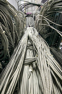 在服务器机房内连接机架的大量电气网络以太网电缆图片