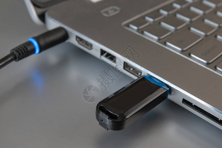 USB闪存和笔记本电脑图片