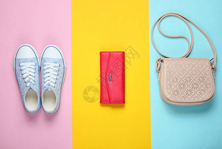 平躺风格的彩色背景时尚运动鞋红色皮革钱包带表的图片