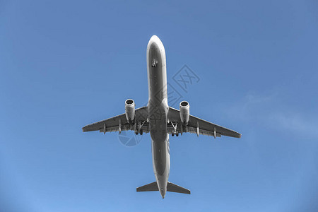 蓝背景的空中客机天空图片