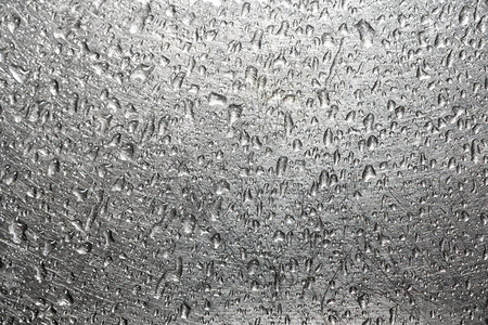 划痕金属背景特写上的水滴图片