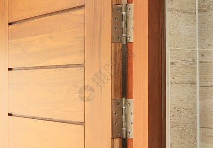 不锈钢门铰链在木制平开门上图片