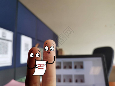 两根手指被装饰成两个人皮肤颜色不同其中一人有新工作图片