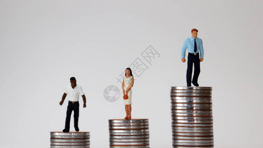 种族和经济不平等概念微型人口站在硬币图片