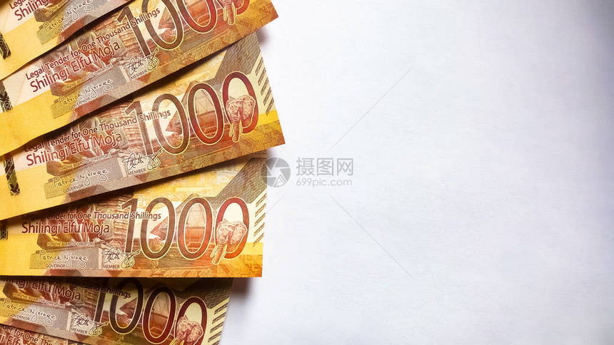 一千张肯尼亚钞票显示在一侧和白色肯尼亚货币一侧的复制空间text1000先令现金的空间平板图片