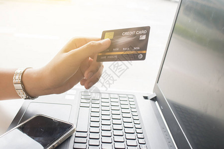 在线付款妇女手持信用卡进行网上图片