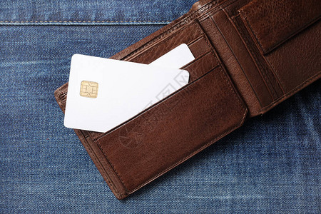 皮衣夹里白纸黑字的信用卡在Denim背图片