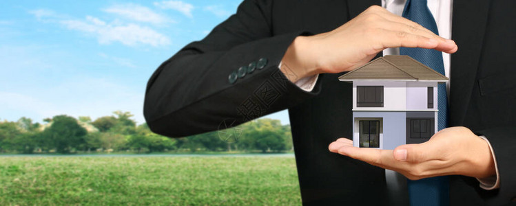 房价贷概念手持房屋模型图片