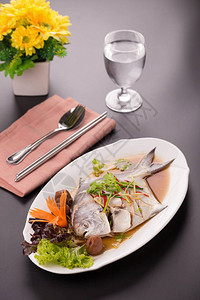 传统美食白鲳蒸鱼图片