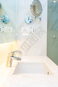 浴室和卫生间内部的水龙头水和槽装饰图片