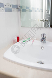 浴室中的水管牙膏图片