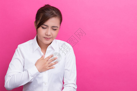 女人有胸痛图片