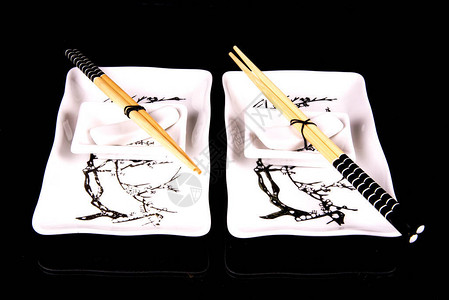 黑色背景中的日本寿司菜肴和筷子图片