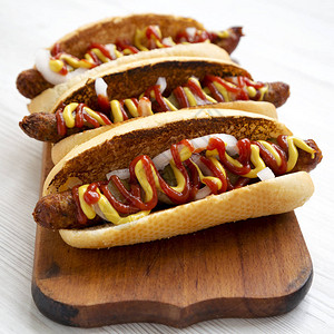 烤鸡香肠番茄酱和芥末的自制热狗图片