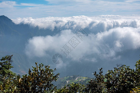 云海倾泻在山脊上图片
