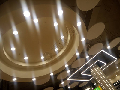 购物中心大厅的照明图片