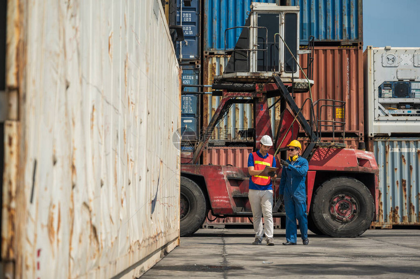 Foreman和码头工人作人员在集装箱货港进行检查图片