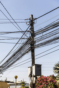 越南充满电线和通讯电缆的图片