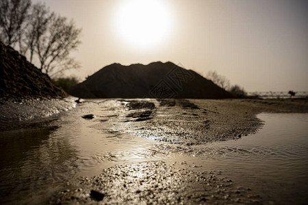 沙子和碎石挖掘场在日落天空的图片