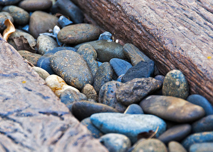 地上的石头户外的岩石和铁路上的木板图片