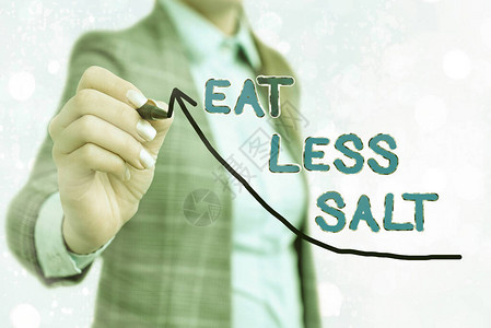 写笔记显示少吃盐减少食品和饮料钠摄入量的商业概念表示增长发展概念的图片