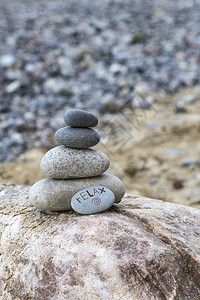 平衡的石头岩盖子和石块可图片