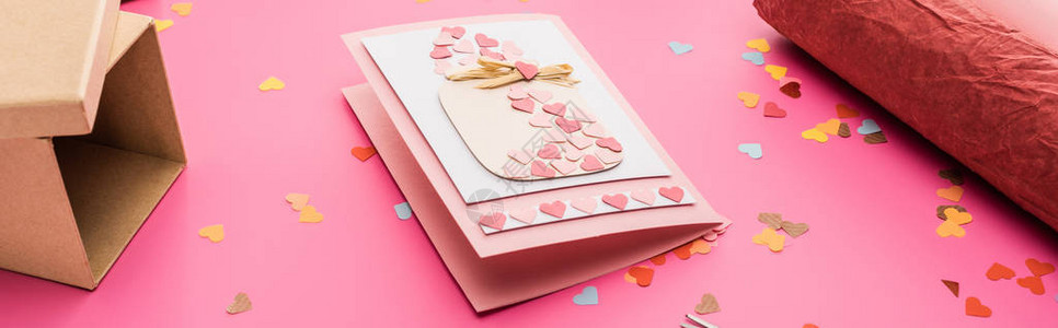 彩蛋贺卡包装纸粉红色背景的礼品图片