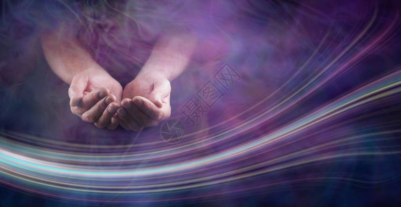 进入流动和赠与男握手从紫气流背景中涌现出来图片