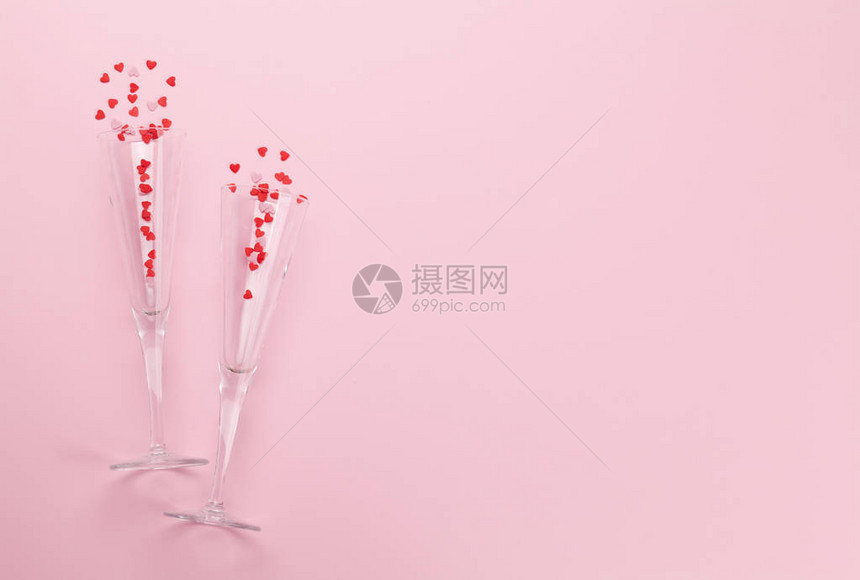 香槟酒杯和心形的糖果节假日模板圣诞节生日或情人节图片