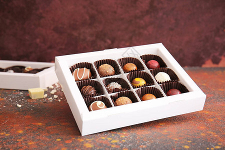 盒装美味巧克力糖果的盒图片