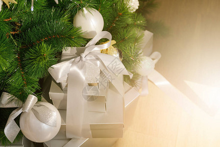 客厅圣诞树下的礼物和礼物圣诞节和新年快乐庆图片