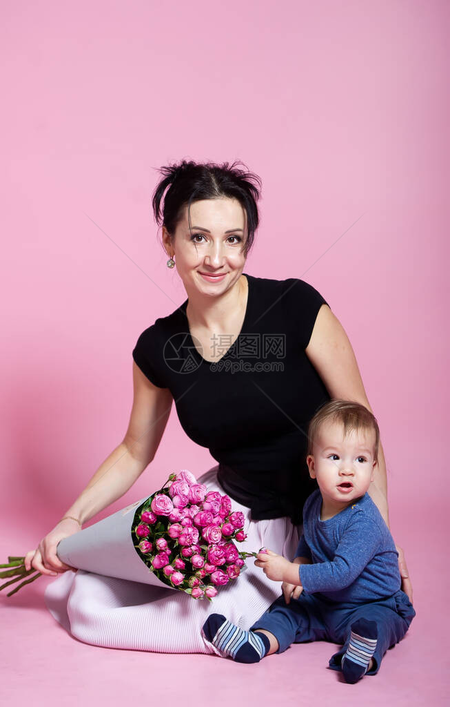 可爱的caucasian男婴和他的母亲