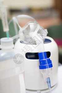 用呼吸面罩吸入的医疗设备白桌上的雾化器图片
