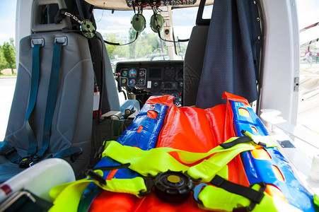医疗直升机内装有紧急救生辅助设图片