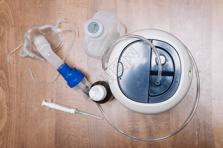 用呼吸面罩吸入的医疗设备木桌上的雾化器图片