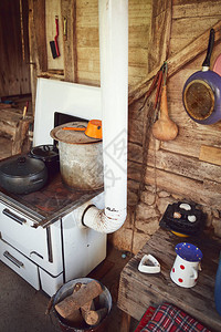 带锅的旧炉灶图片