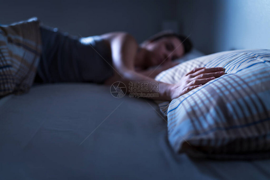 单身女人独自睡在家里的床上孤独的女士想念丈夫或男朋友手放在枕头上孤独不忠或心碎的概念分手或离婚后图片