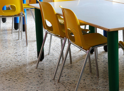 小学教室内部没有孩子有黄色小塑料椅背景图片