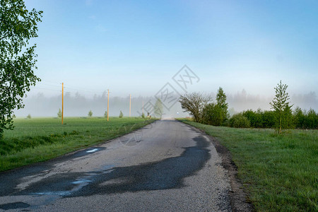 雾的风景与空洞的道路转弯沿着雾图片
