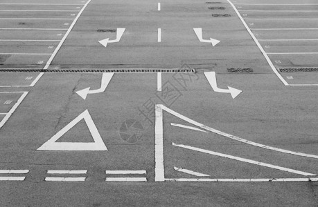 有空的停车场和箭头标志的停车场背景图片