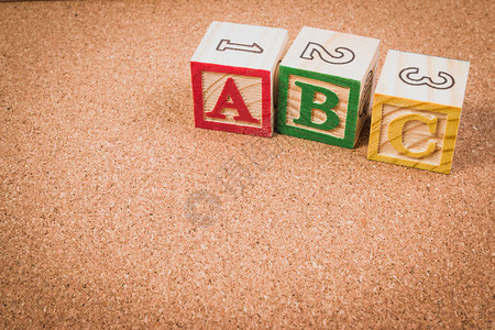 木字母块字母ABC用于在课桌上为孩子们练习英文字母Ab图片
