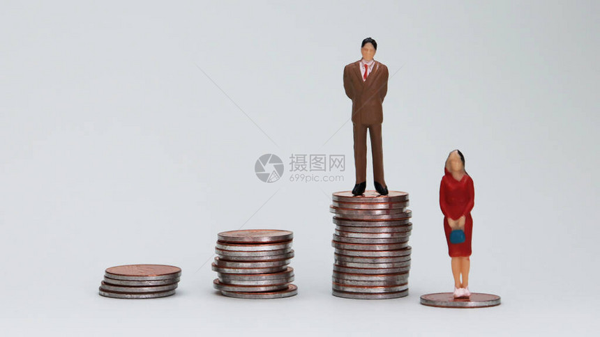 两薪酬差距概念一男女的微型男子图片