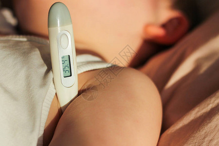 儿童体温测量的特写一个体温正常的孩子正在康复聚焦在温度图片