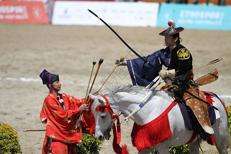骑射在Etnospor文化节期间的日本Yabus背景