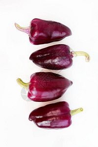 白色背景上的四个紫罗兰色辣椒垂直背景图片