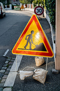 法国小街道上的施工道路工程警告标志图片