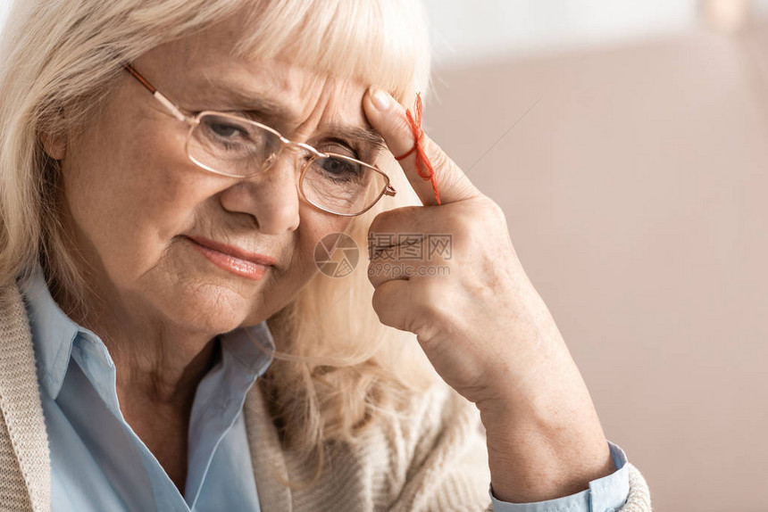 患有阿尔茨海默病的老年高龄妇女将人类图片