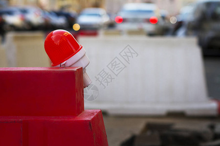 道路维修工作带红灯的警告标志图片