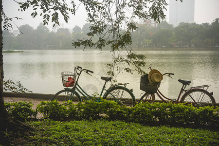 越南河内市风景河内返回之湖上的自行车图片