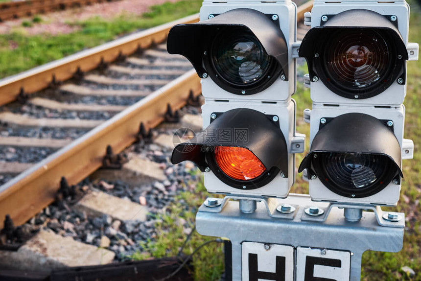 交通灯光在铁路上显示红图片